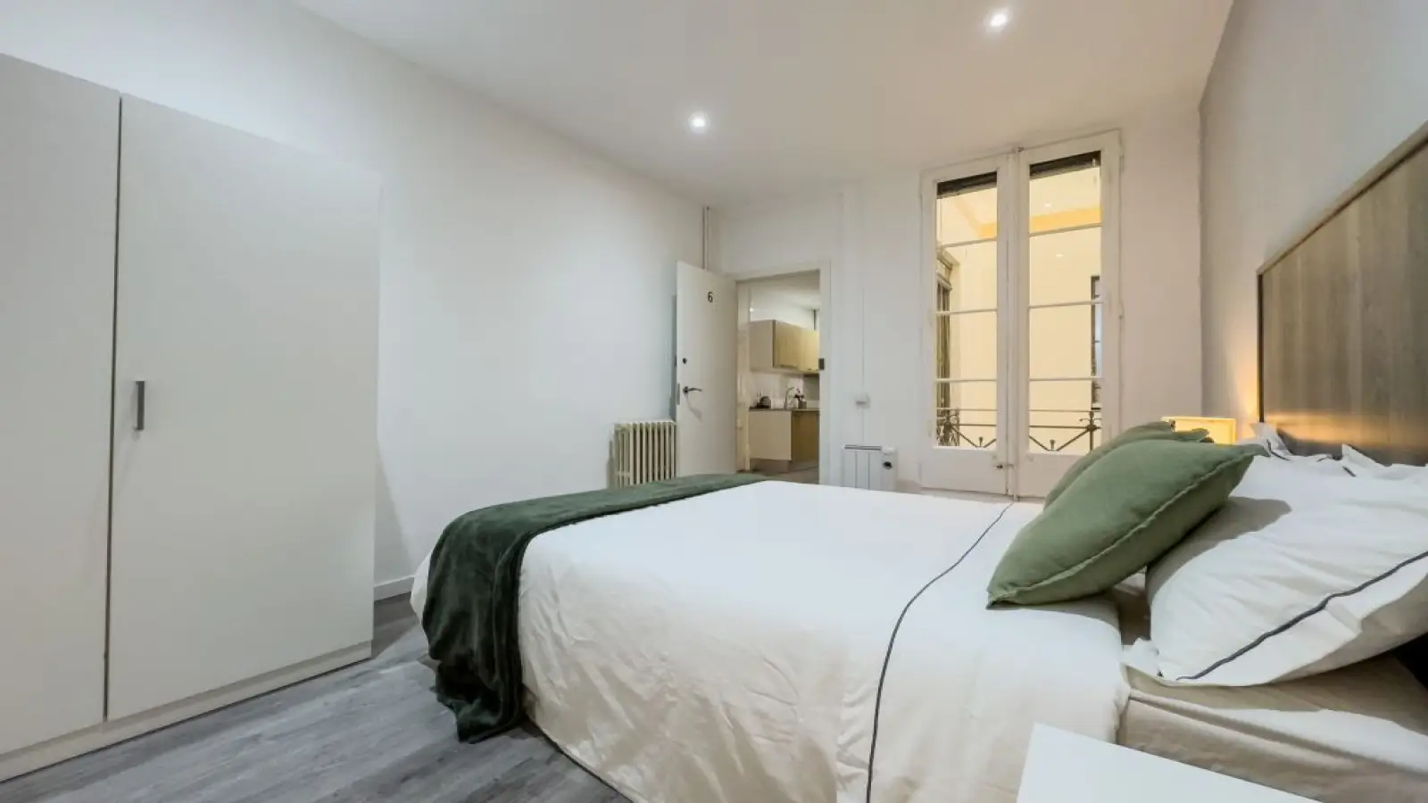 Habitación amueblada en piso compartido de 6 personas en Ciutat Vella · 2