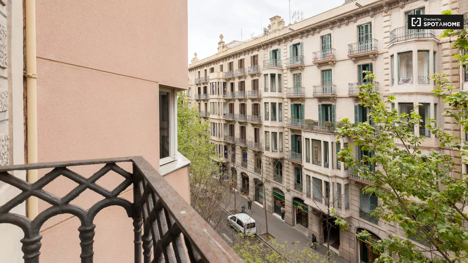 Habitación amueblada en piso compartido de 6 personas en Ciutat Vella · 4