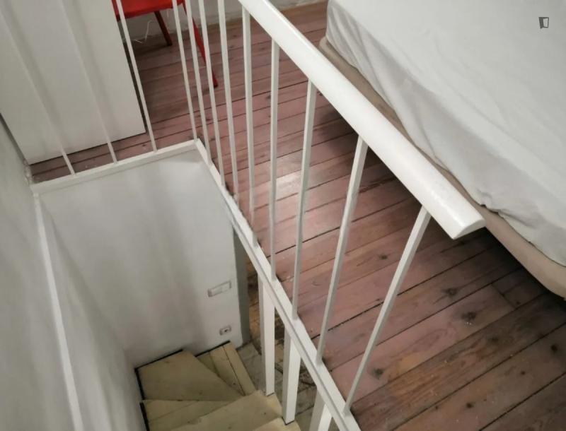 Furnished room in a 4-person shared flat in Ciutat Vella · 2