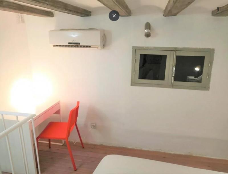 Furnished room in a 4-person shared flat in Ciutat Vella · 4