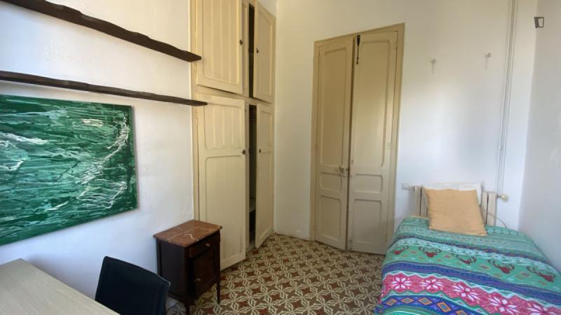 Furnished room in a 4-person shared flat in L'Hospitalet · 4