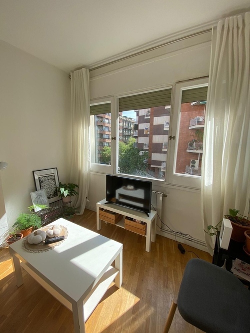 Room in a 3-person shared flat in Eixample · 4