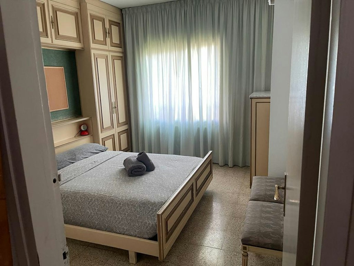 Habitación amueblada en piso compartido de 5 personas en Eixample
