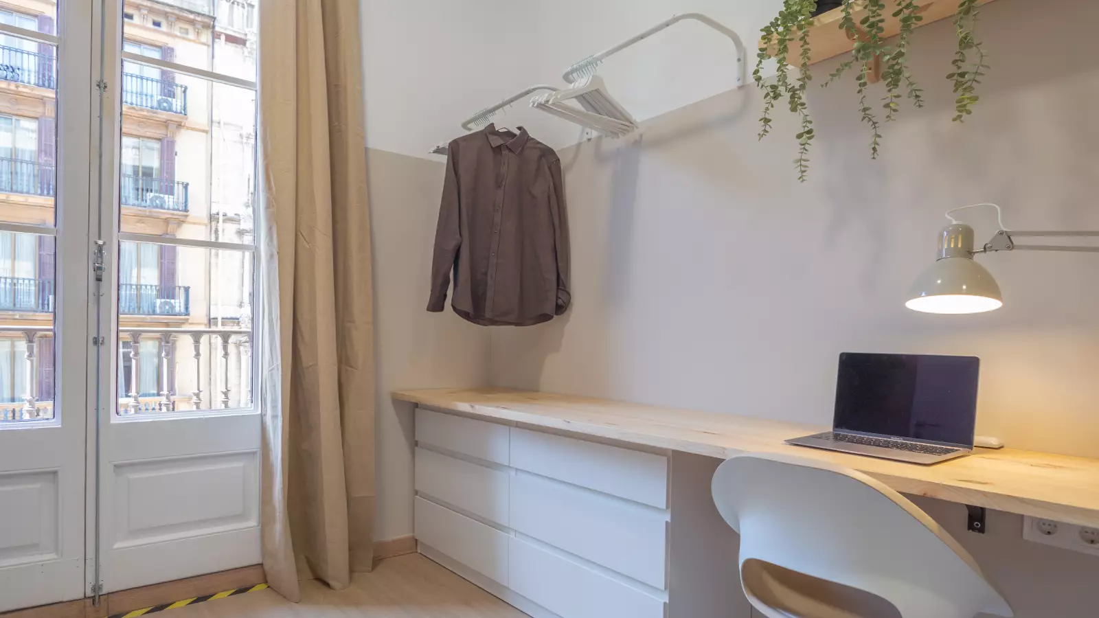 Furnished room in a shared flat in Eixample · 3