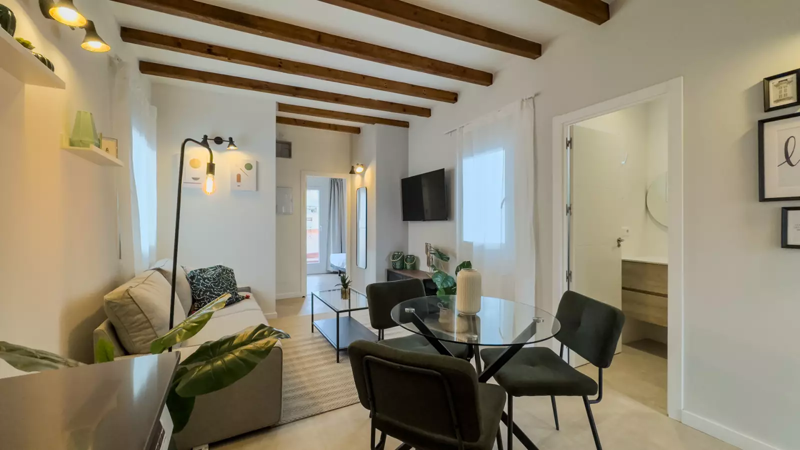 Furnished 2-bedroom flat in Eixample, 45 m² · 3