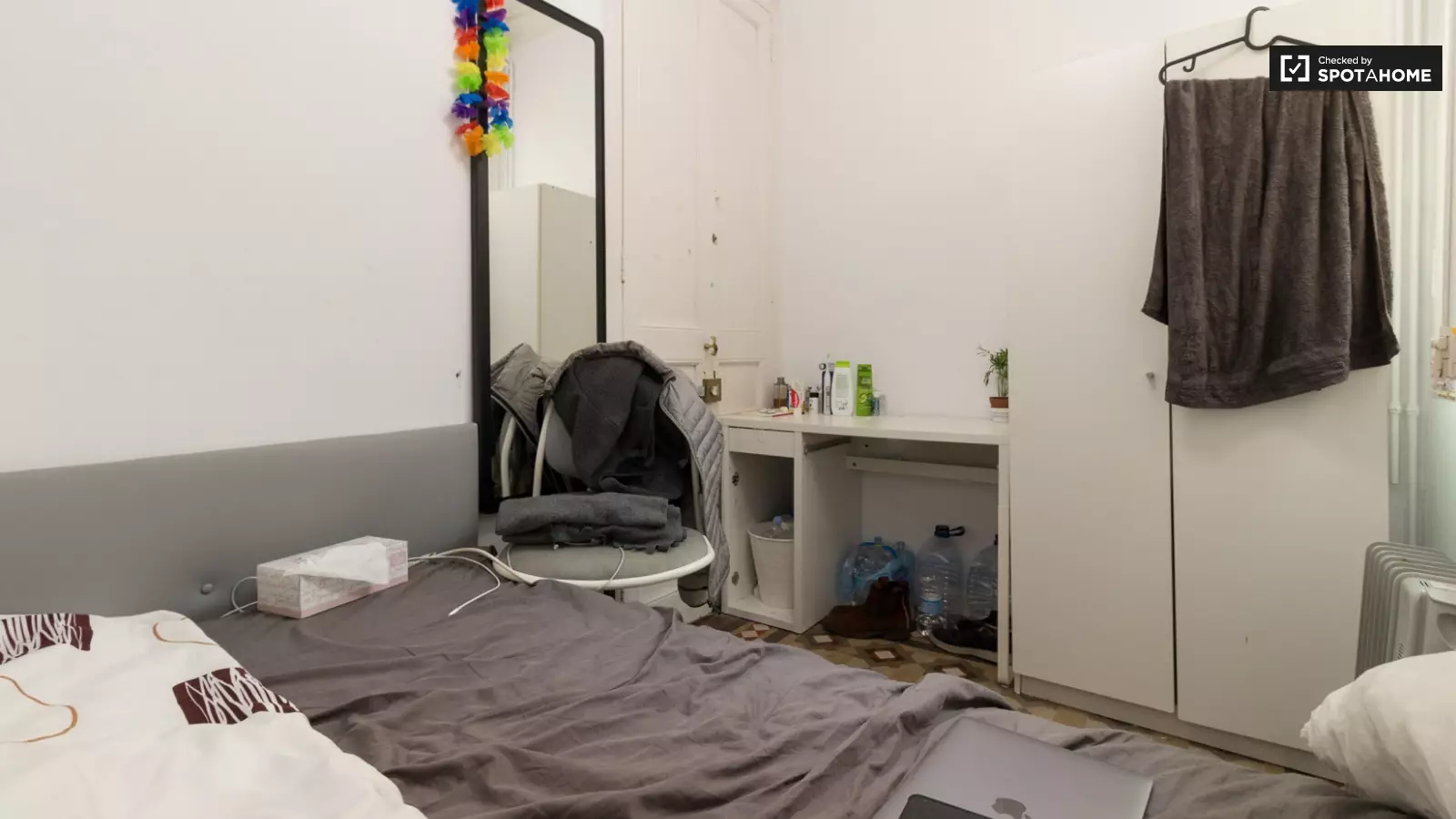 Habitación amueblada en piso compartido de 9 personas en Eixample · 2