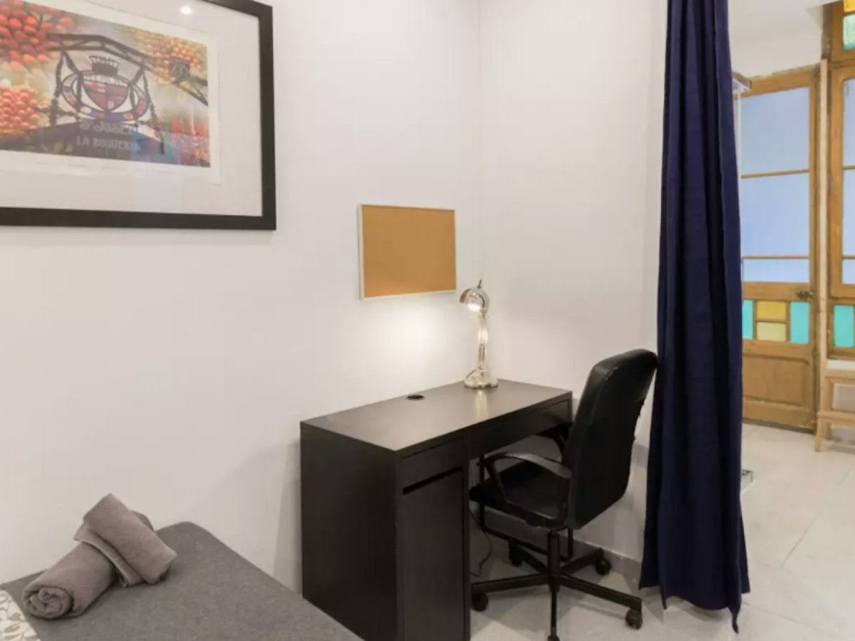 Habitación amueblada en piso compartido de 10 personas en Sants-Montjuïc · 2