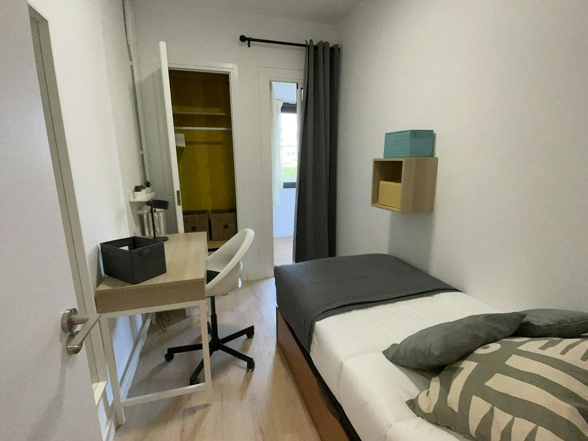 Furnished room in a 7-person shared flat in Gràcia · 2