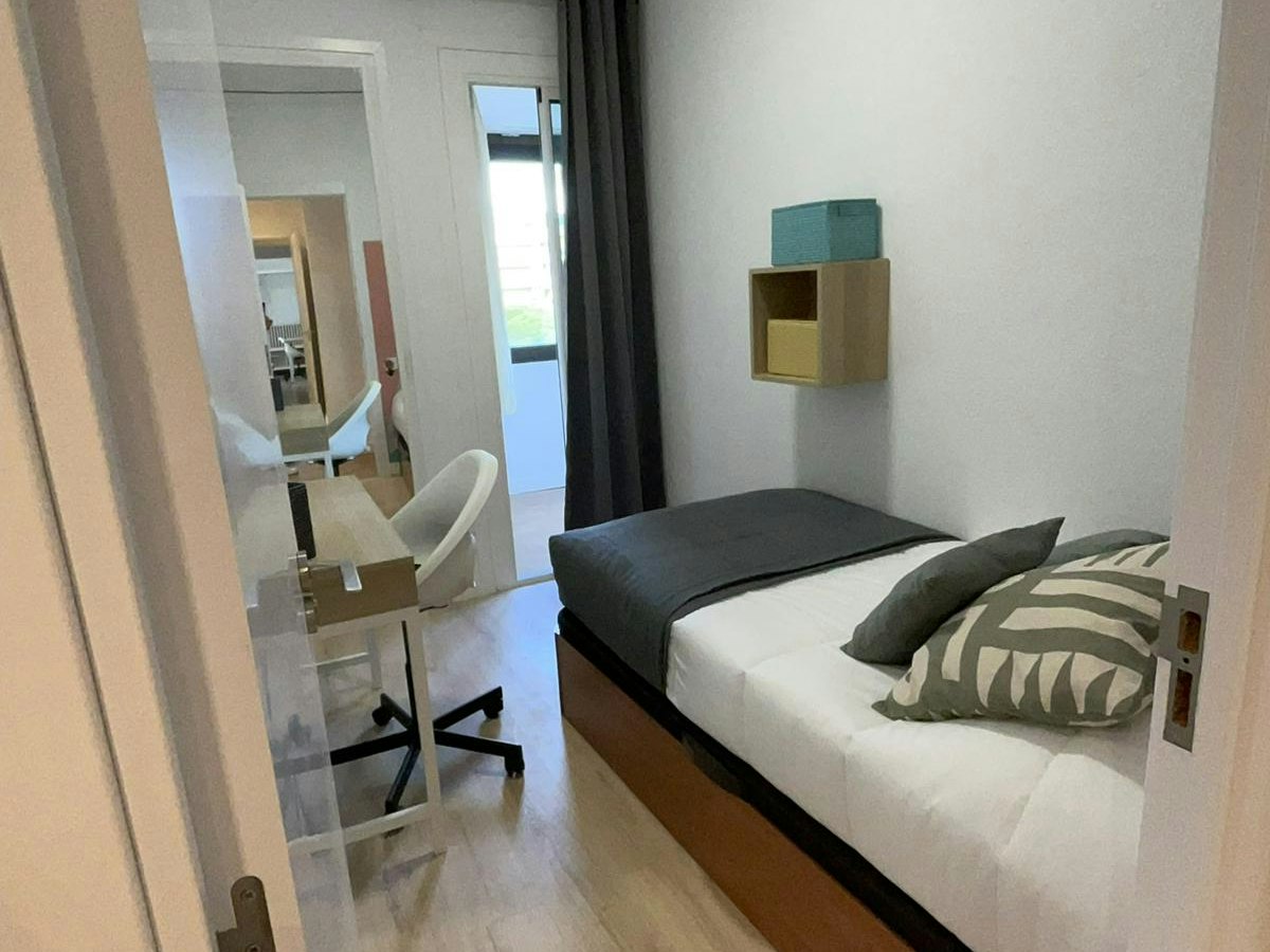 Furnished room in a 7-person shared flat in Gràcia · 3