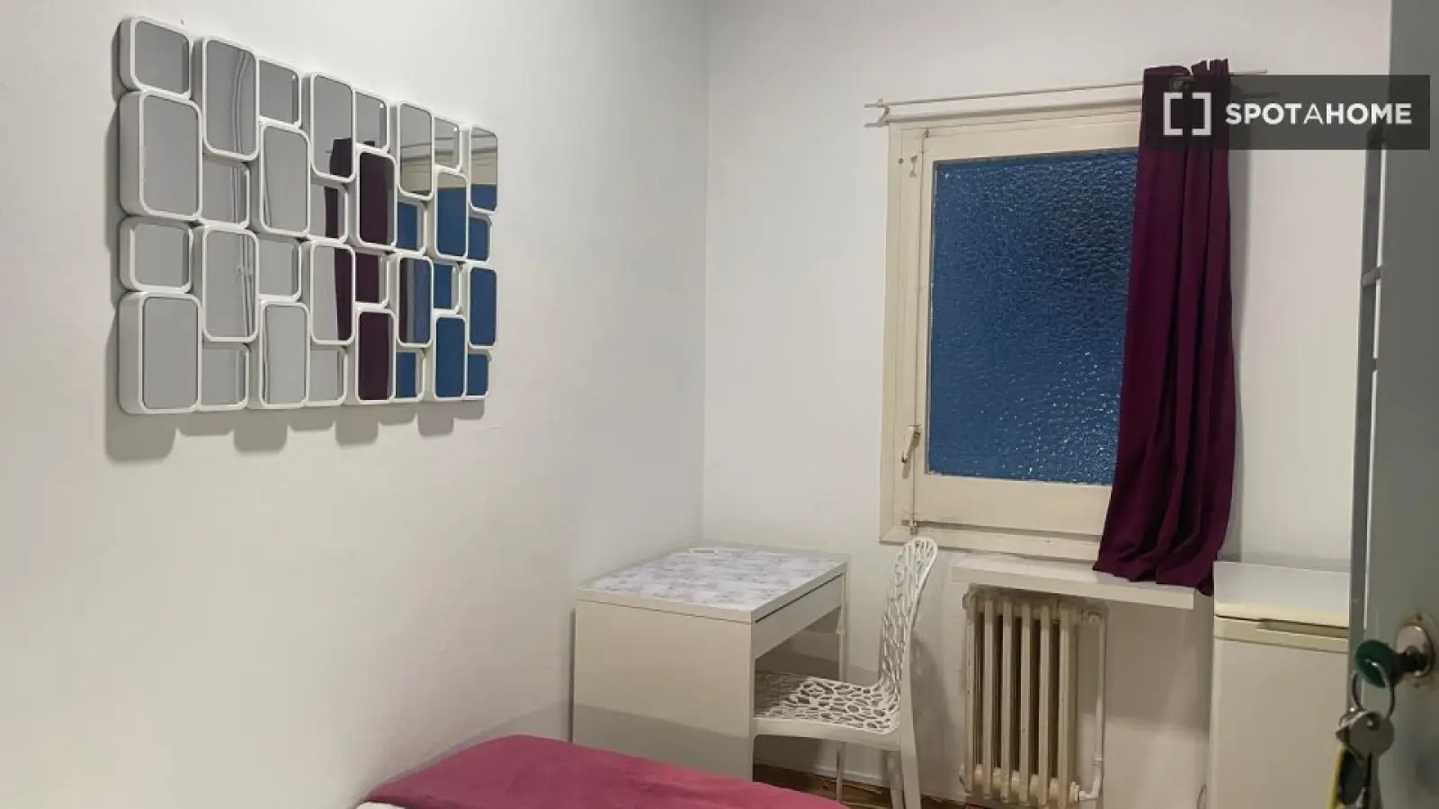 Furnished room in a shared flat in Eixample · 2