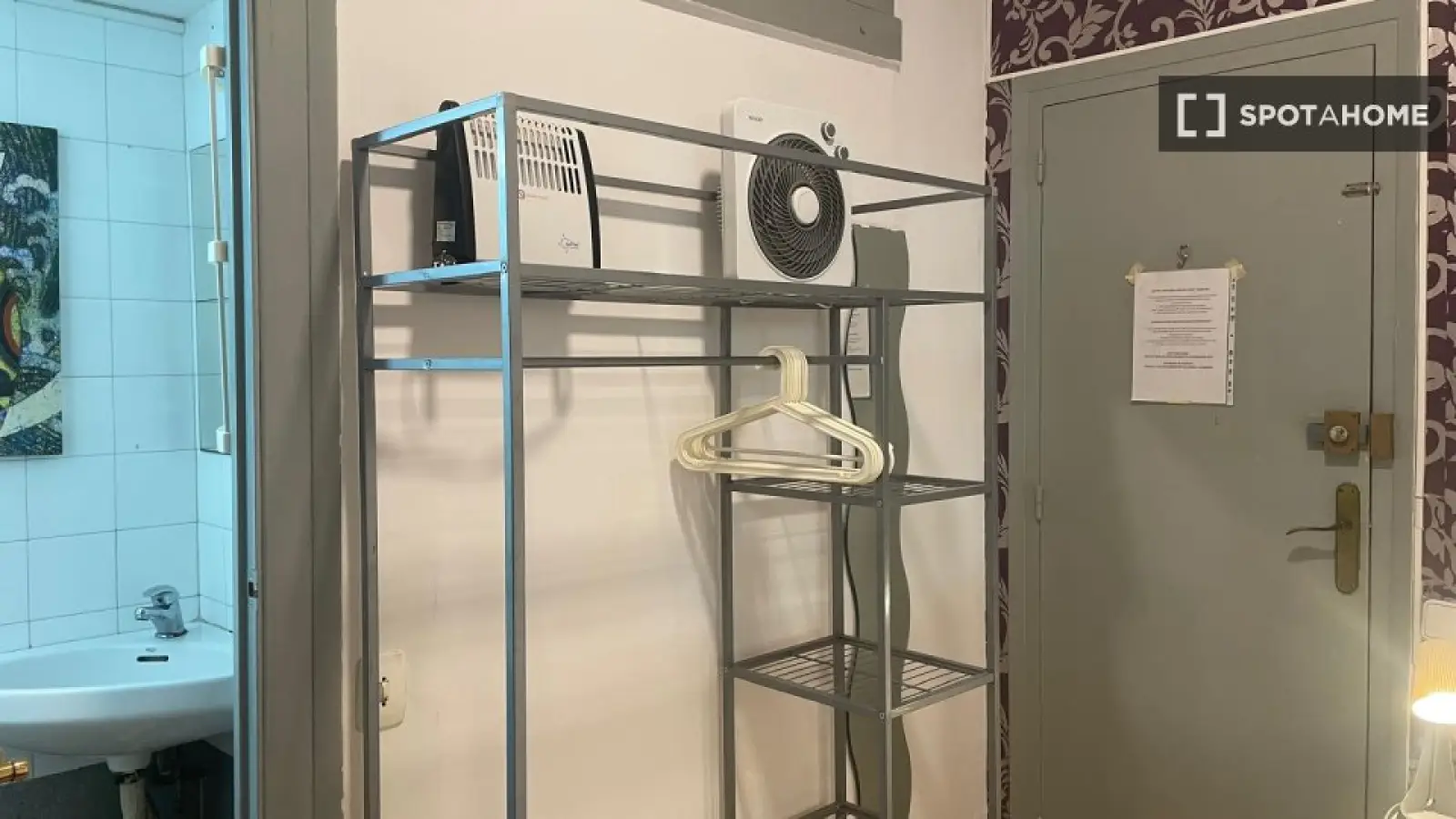 Furnished room in a shared flat in Eixample · 3