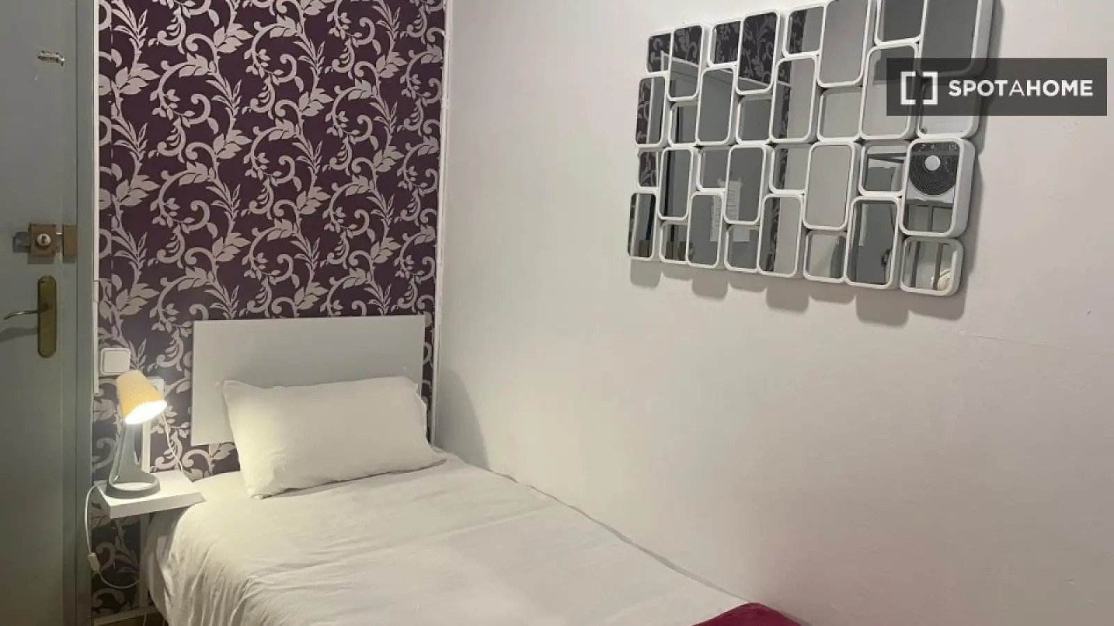 Furnished room in a shared flat in Eixample · 4