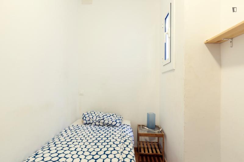 Furnished room in a 5-person shared flat in Sants-Montjuïc · 2