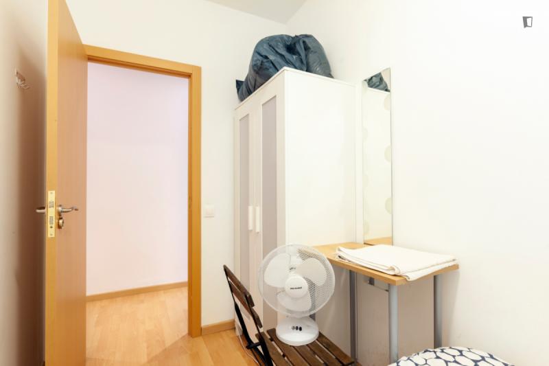 Furnished room in a 5-person shared flat in Sants-Montjuïc · 3