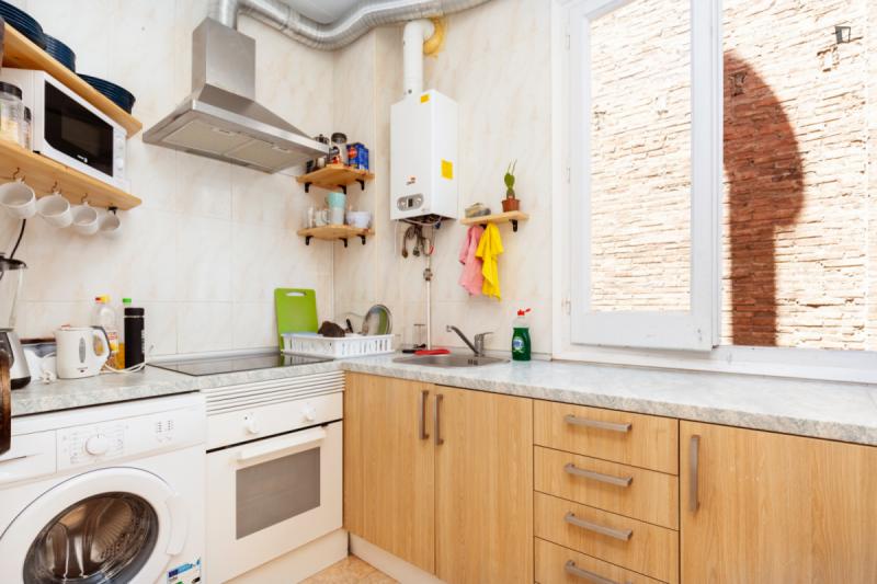 Furnished room in a 5-person shared flat in Sants-Montjuïc · 4