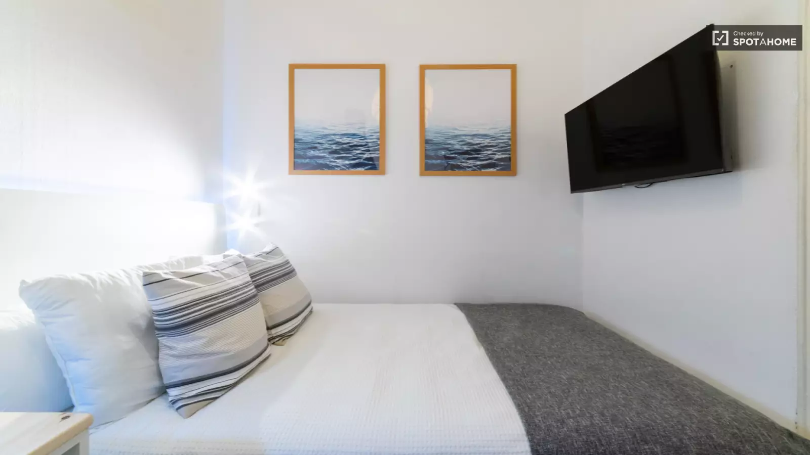 Furnished room in a 7-person shared flat in Eixample · 2