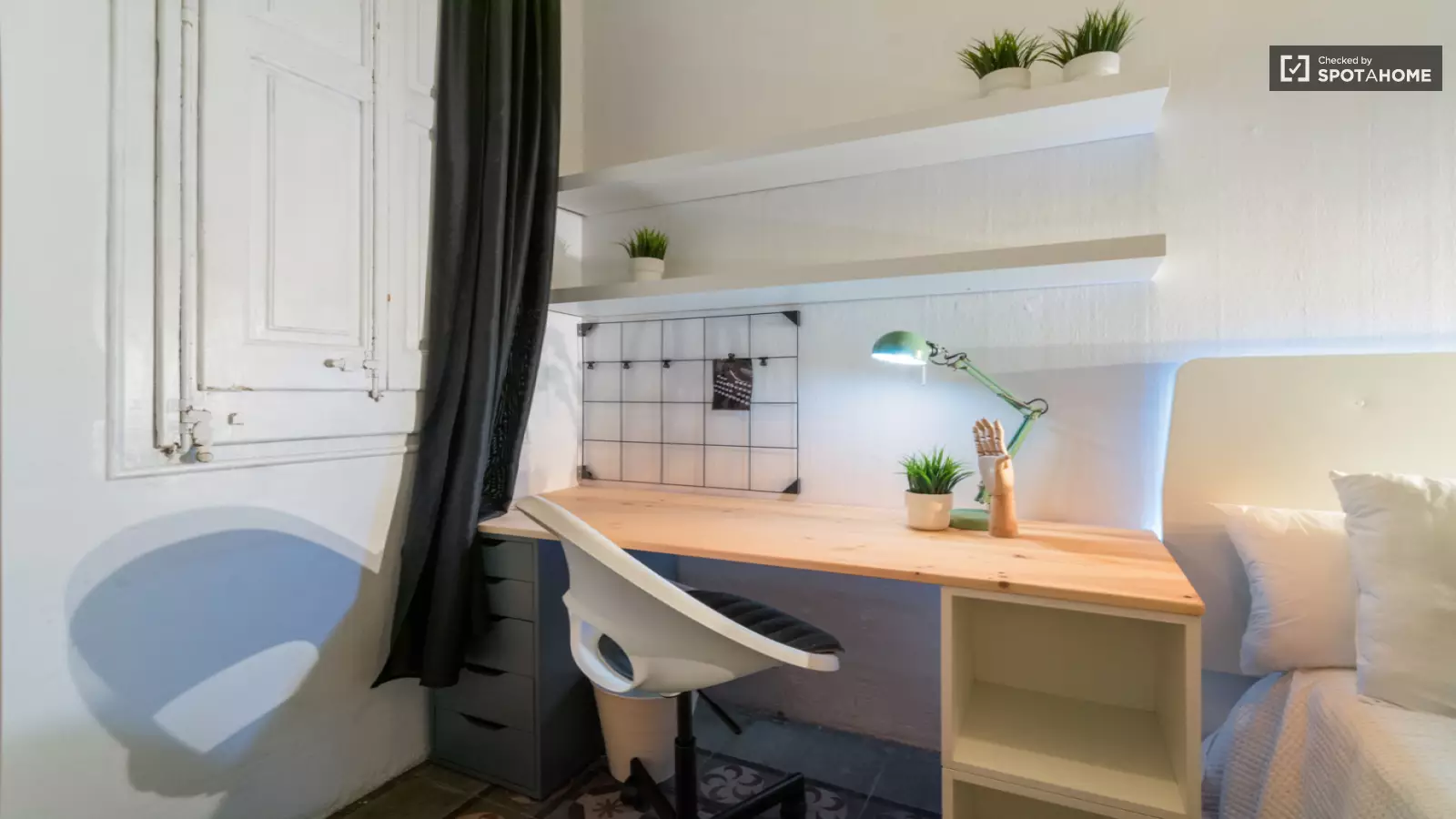 Furnished room in a 7-person shared flat in Eixample · 3