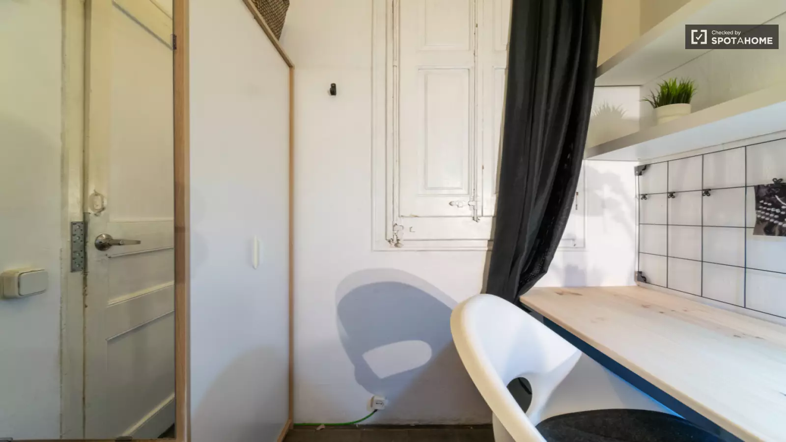 Furnished room in a 7-person shared flat in Eixample · 4