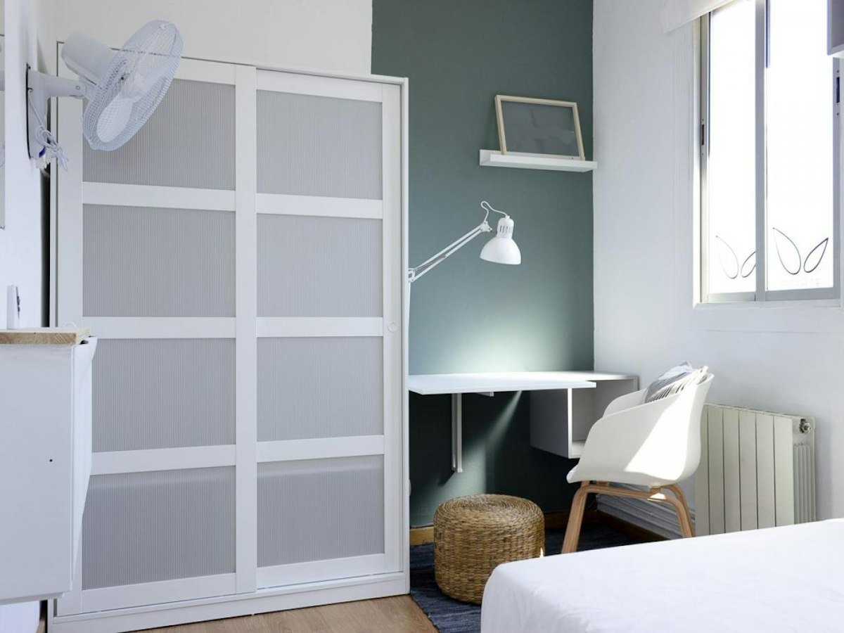 Furnished room in a 6-person shared flat in Gràcia · 2