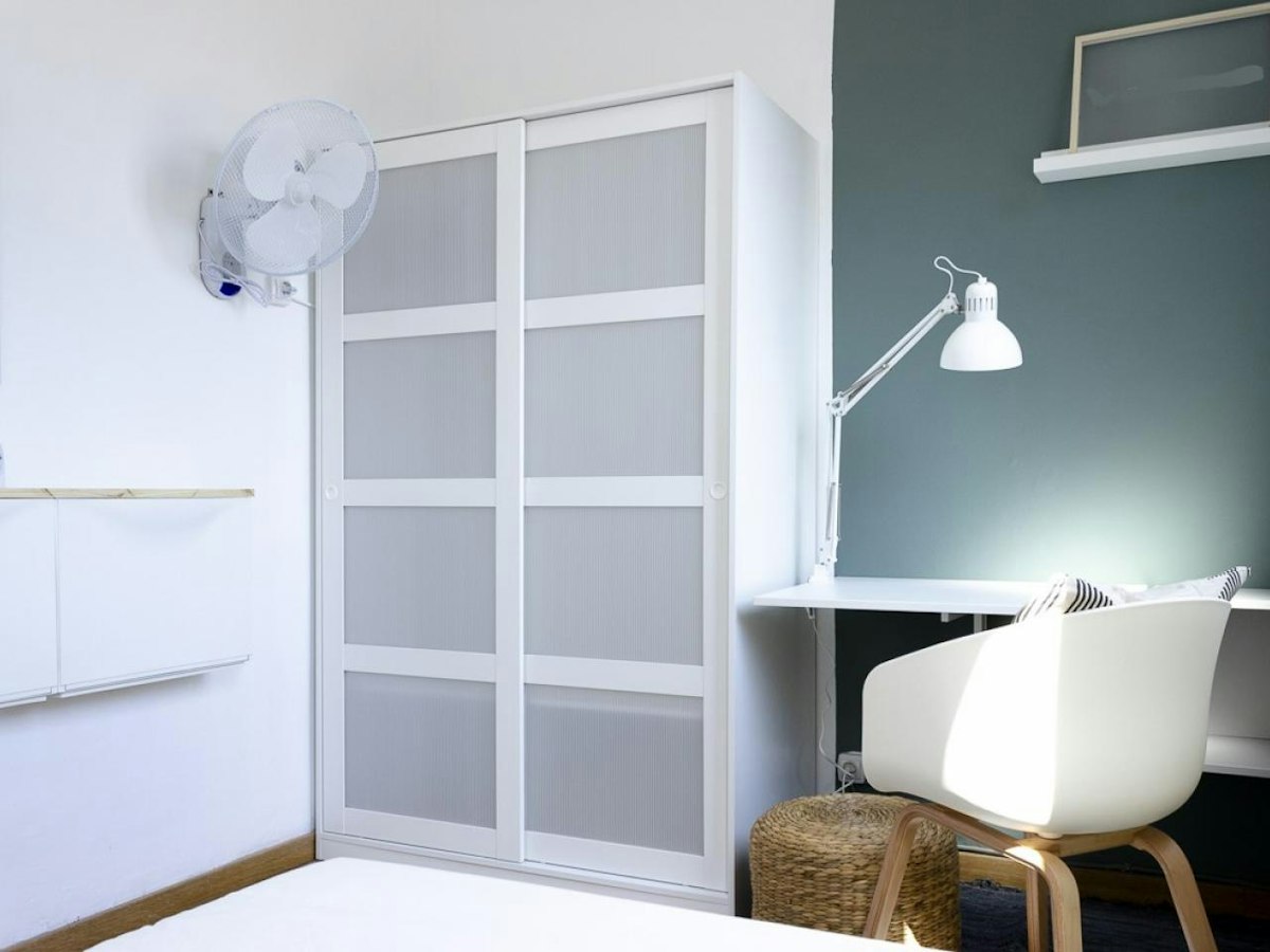 Furnished room in a 6-person shared flat in Gràcia · 3