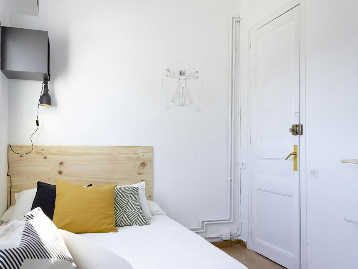 Furnished room in a 6-person shared flat in Gràcia · 4
