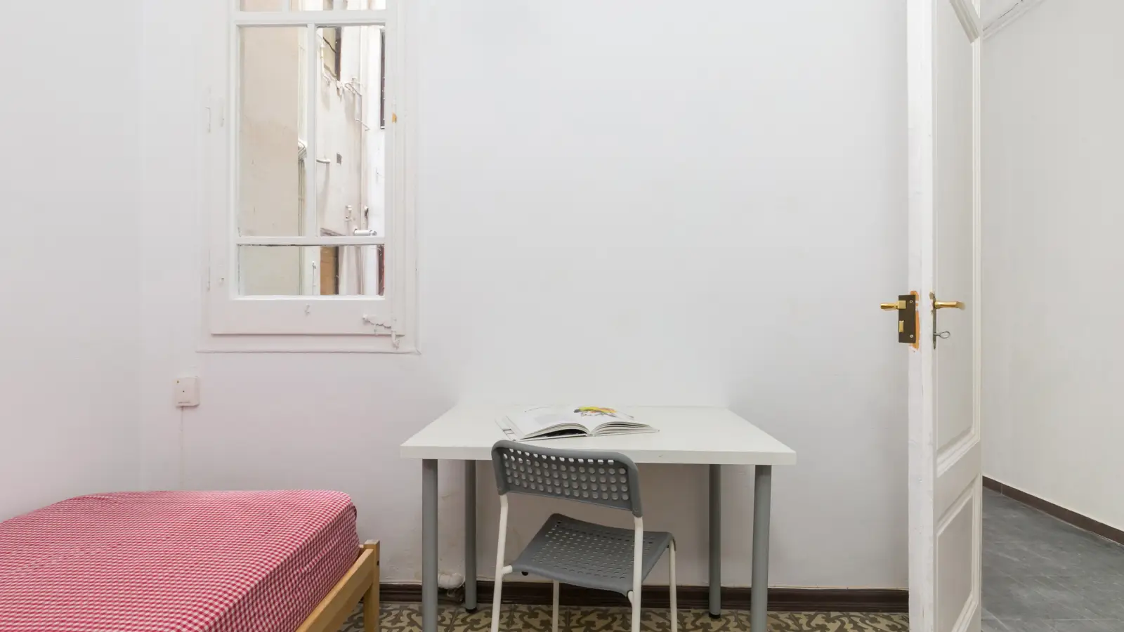 Habitación amueblada en piso compartido de 6 personas en Eixample · 2