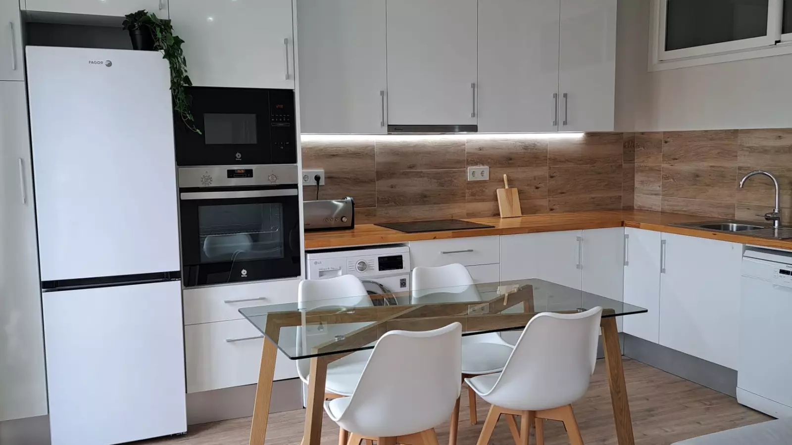 Piso de 3 dormitorios amueblado en Gràcia, 55 m² · 2