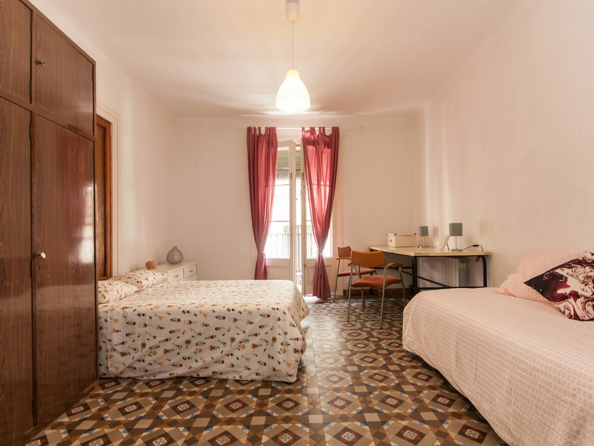 Furnished room in a 7-person shared flat in Ciutat Vella · 3