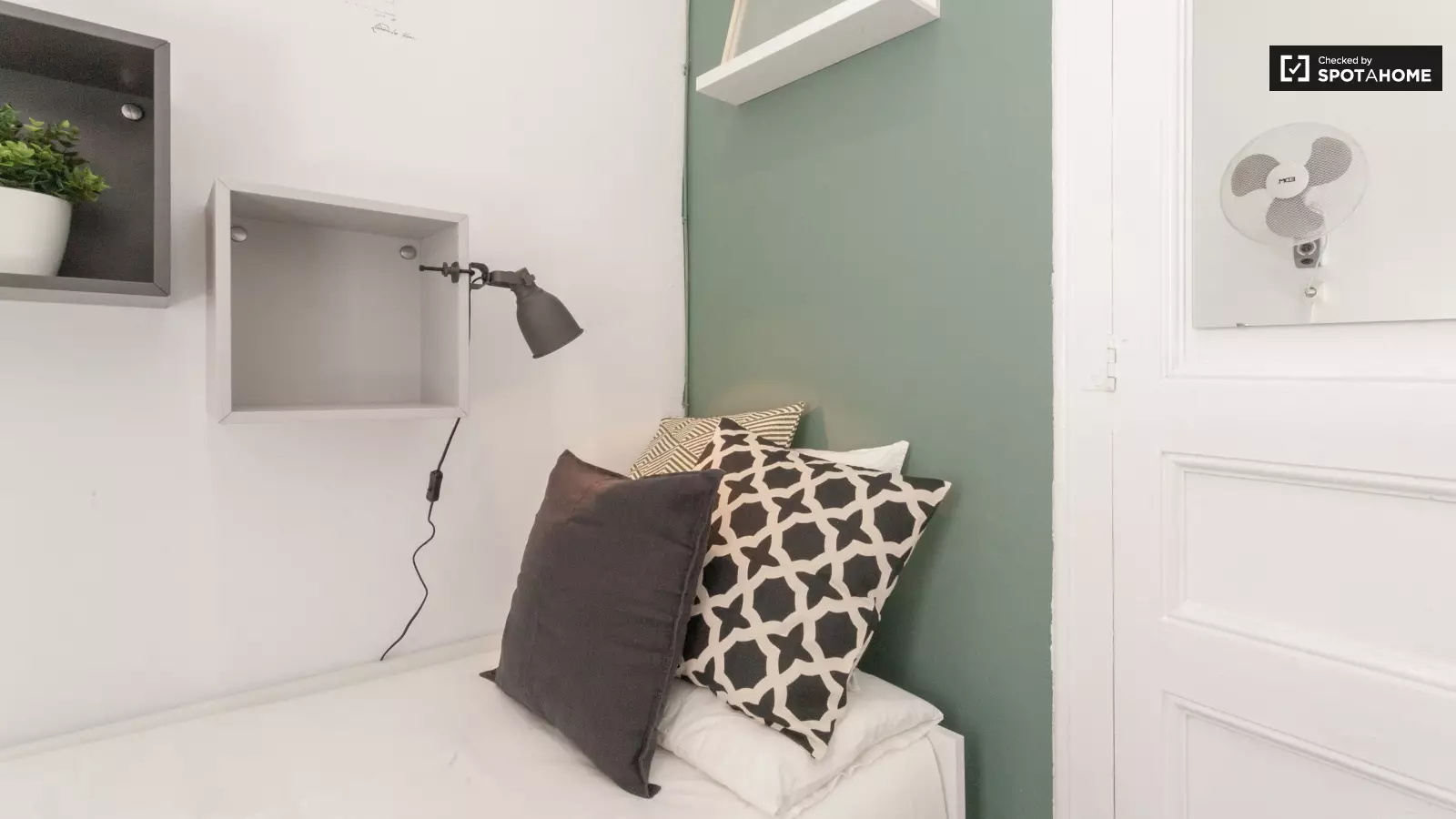 Furnished room in a 9-person shared flat in Gràcia · 2