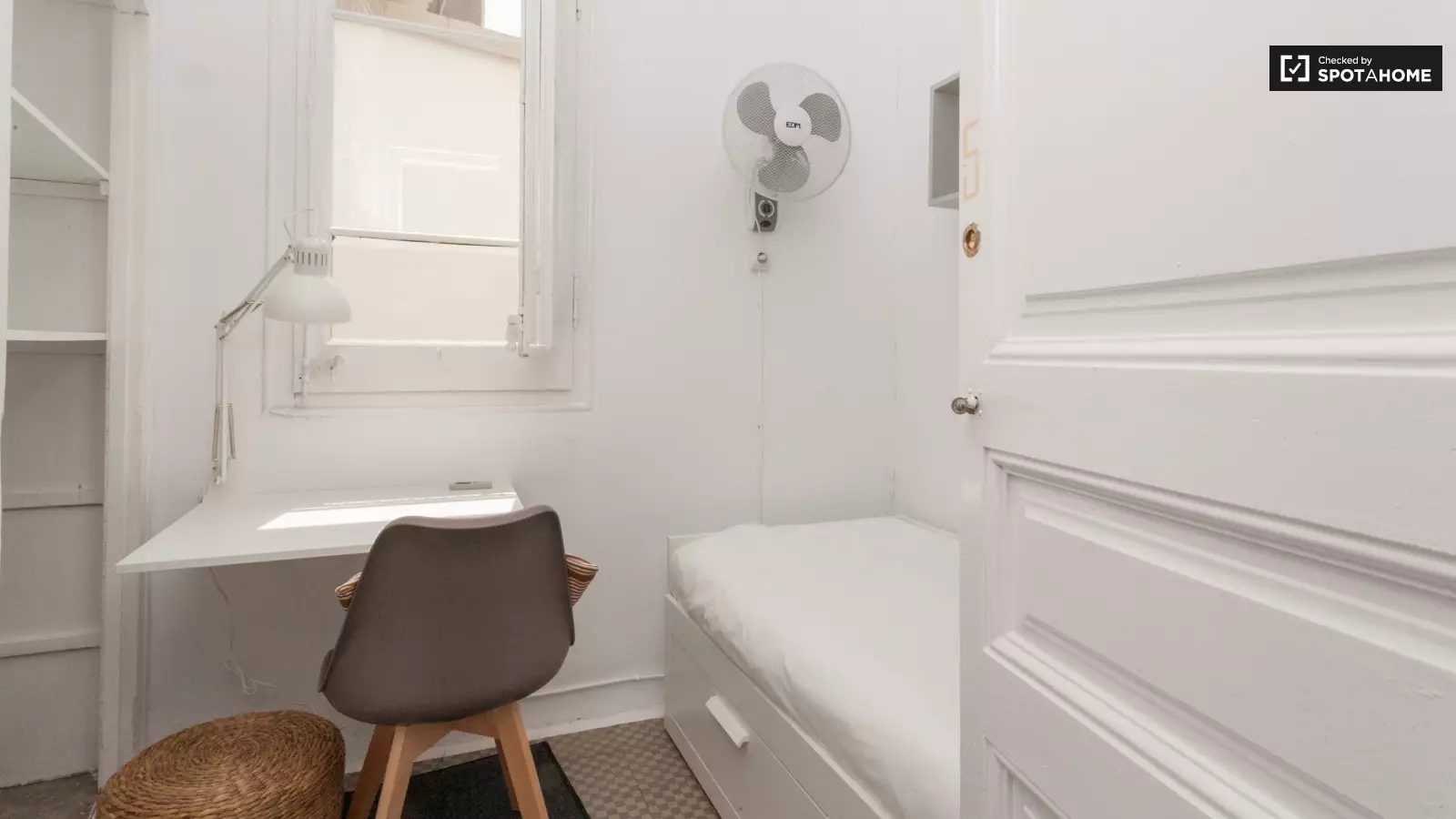 Furnished room in a 9-person shared flat in Gràcia · 3