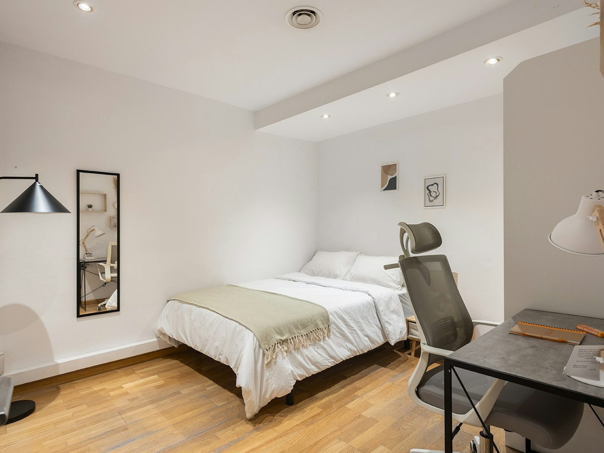 Furnished room in a 8-person shared flat in Gràcia · 2