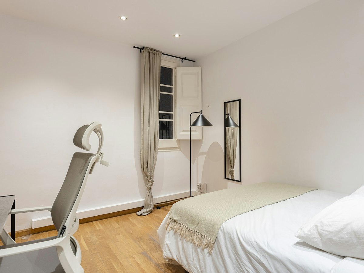 Furnished room in a 8-person shared flat in Gràcia · 4