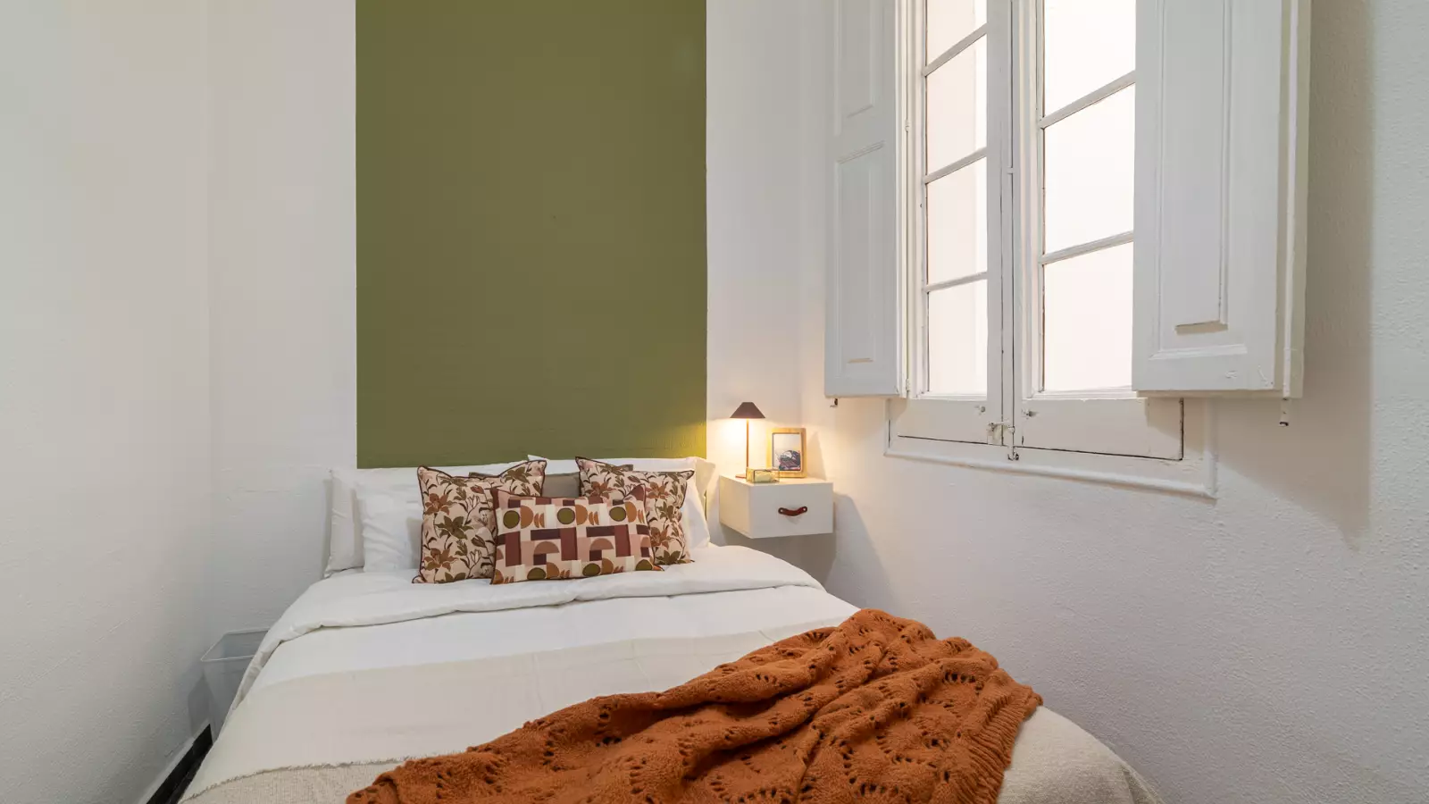Furnished room in a 7-person shared flat in Ciutat Vella · 2
