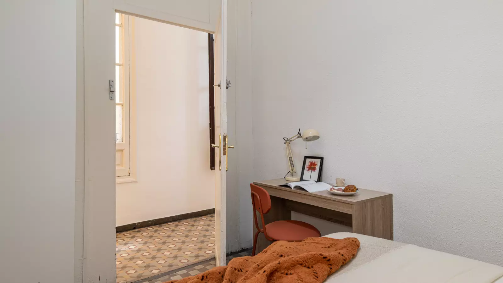 Furnished room in a 7-person shared flat in Ciutat Vella · 3