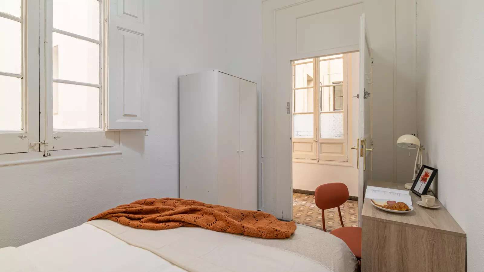 Furnished room in a 7-person shared flat in Ciutat Vella · 4