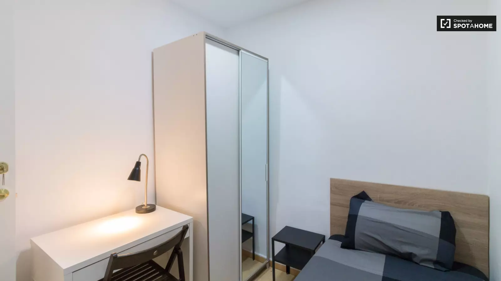 Habitación amueblada en piso compartido de 5 personas en Ciutat Vella · 2