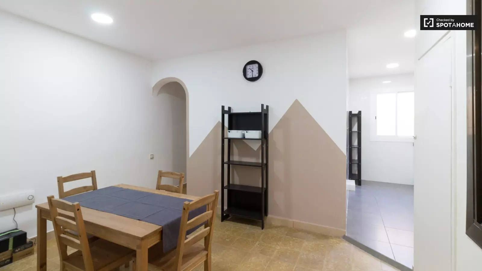 Habitación amueblada en piso compartido de 5 personas en Ciutat Vella · 4