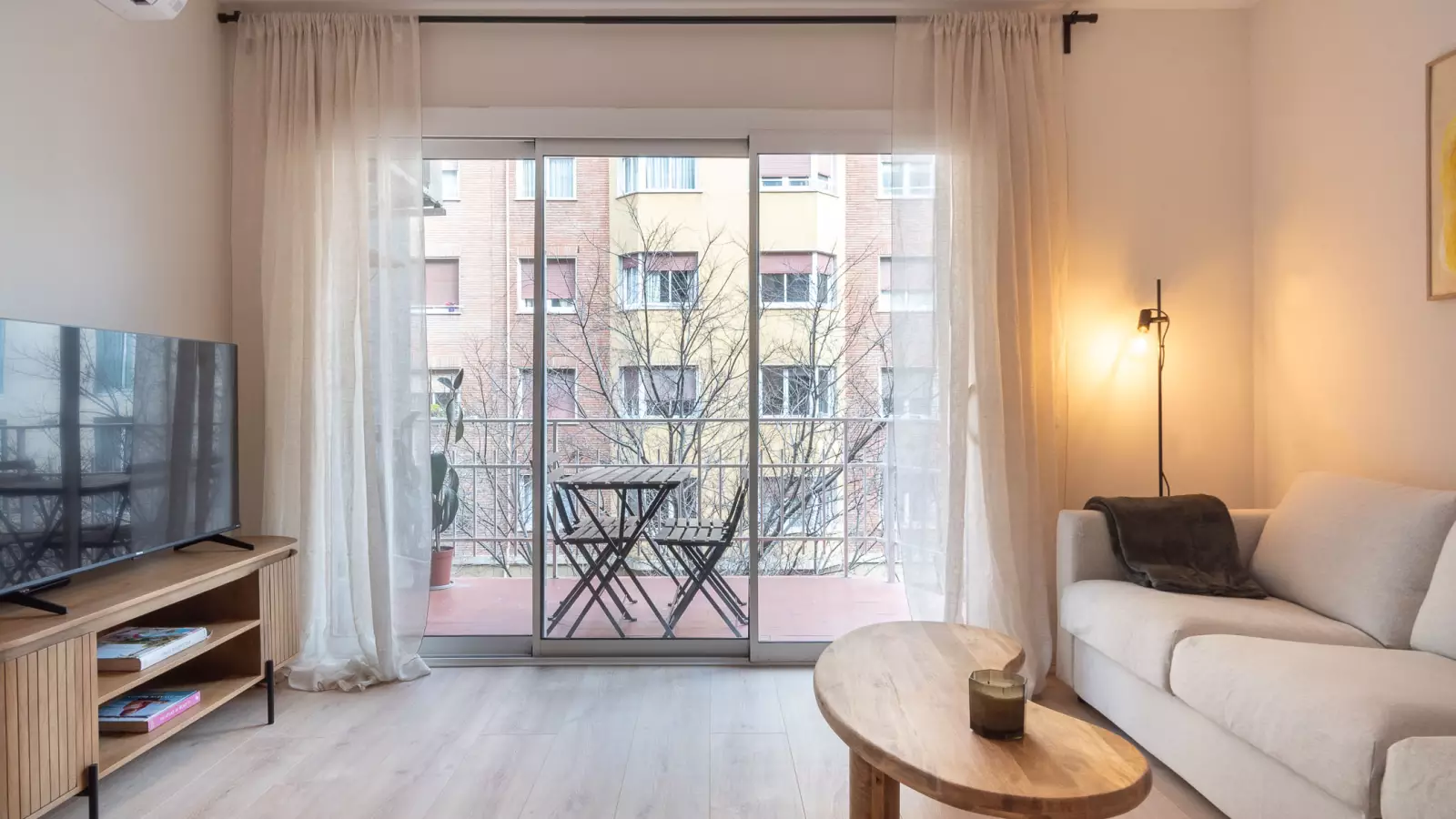 Furnished 4-bedroom flat in Eixample, 85 m² · 2