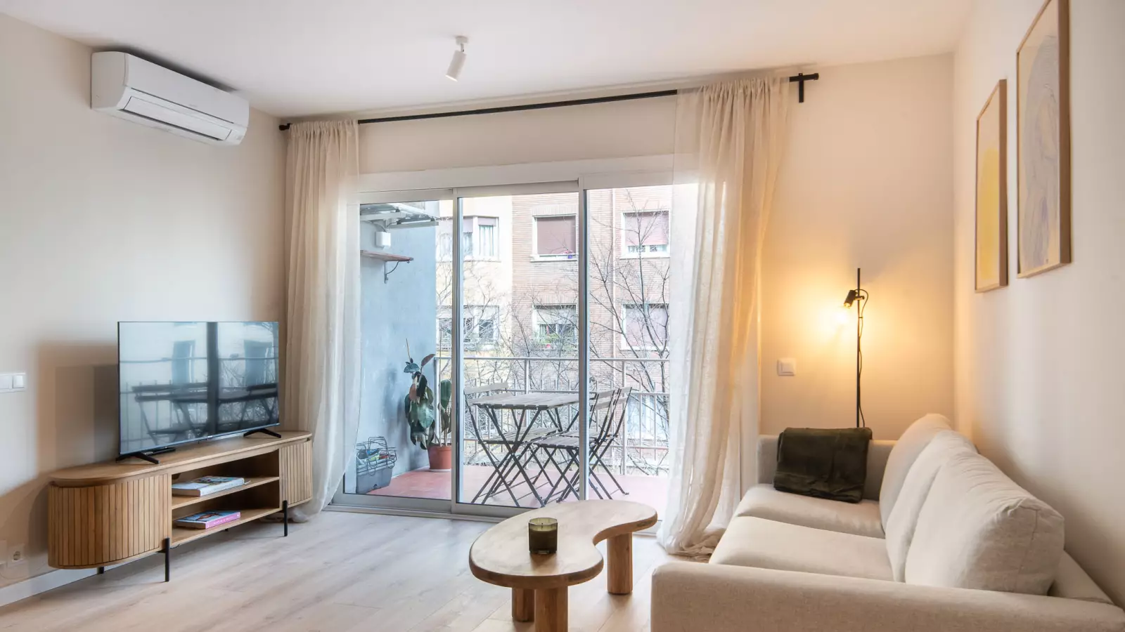 Furnished 4-bedroom flat in Eixample, 85 m² · 4