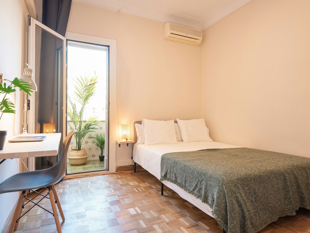 Habitación amueblada en piso compartido de 6 personas en Eixample