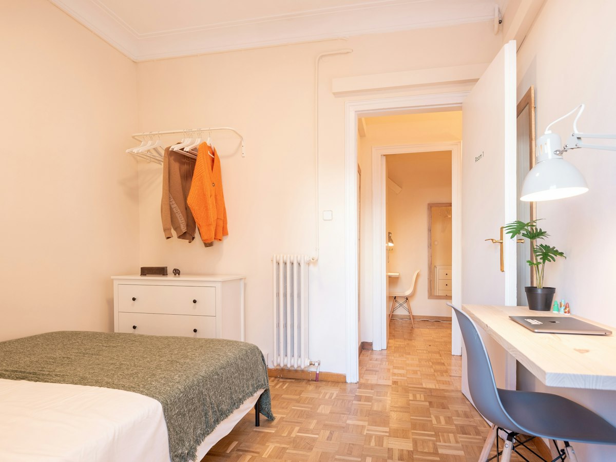 Habitación amueblada en piso compartido de 6 personas en Eixample · 3