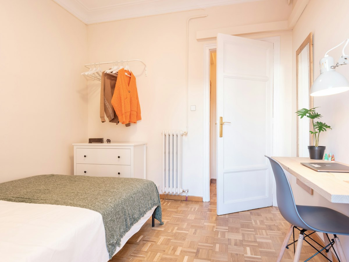 Habitación amueblada en piso compartido de 6 personas en Eixample · 4