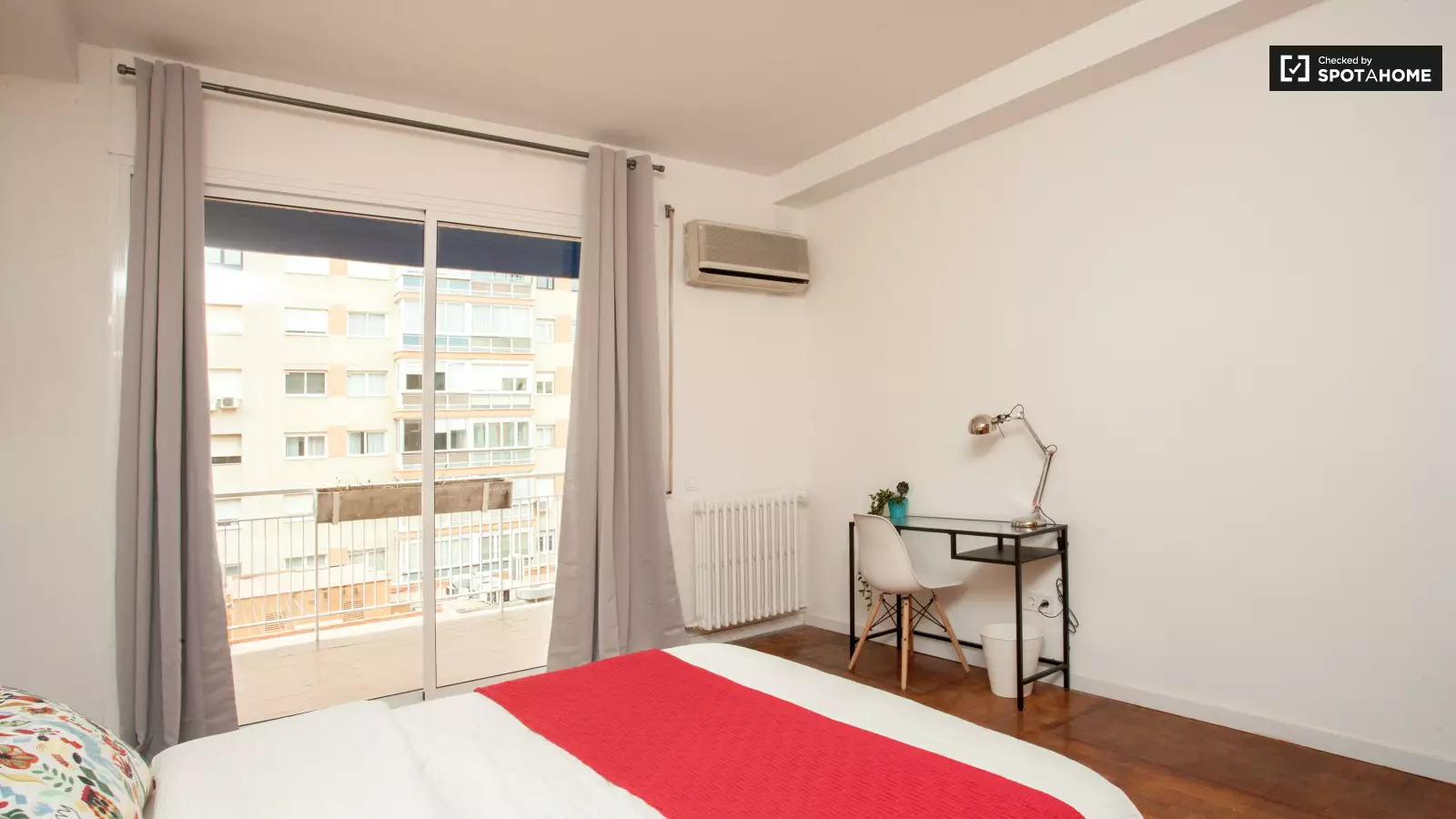 Habitación amueblada en piso compartido en Gràcia · 3