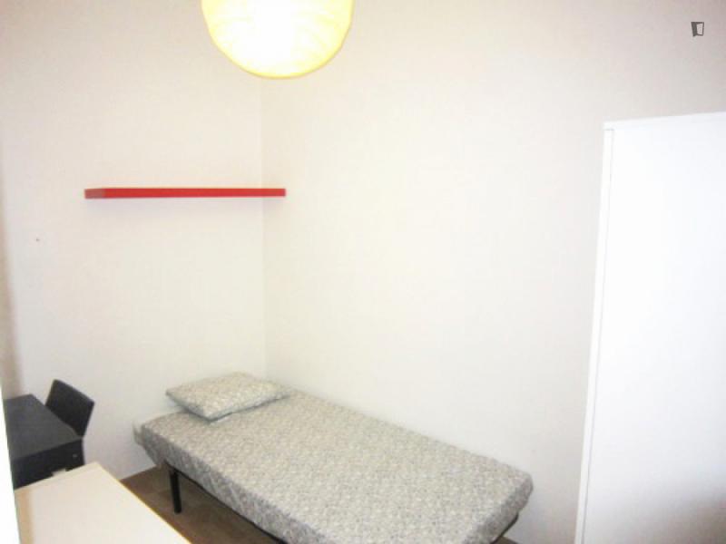 Habitación amueblada en piso compartido de 5 personas en Sarrià–Sant Gervasi · 3