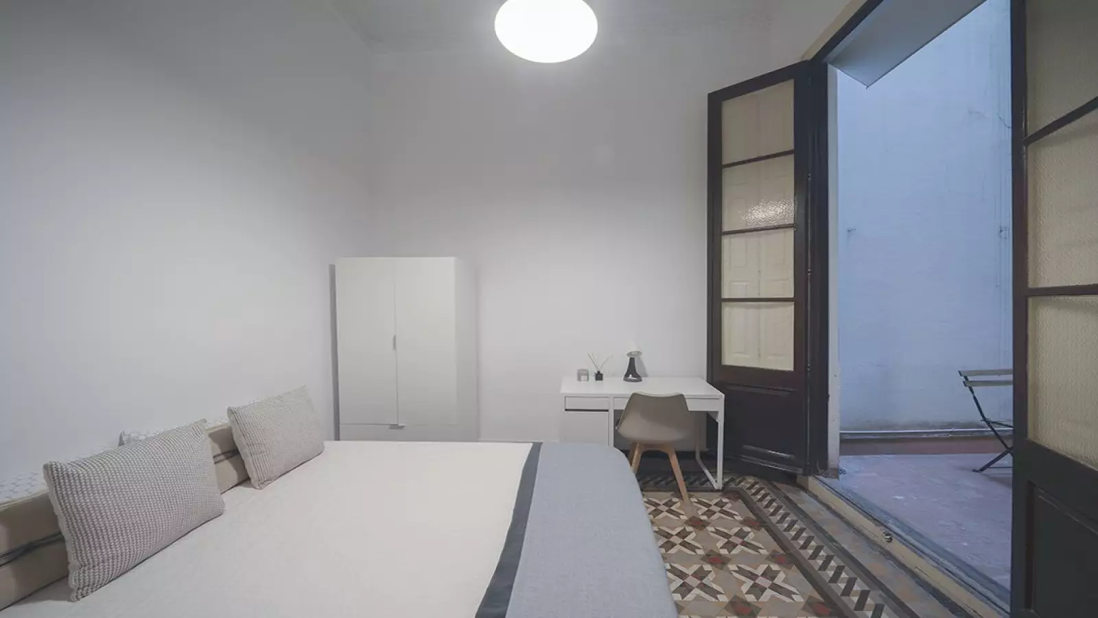 Furnished room in a shared flat in Ciutat Vella · 2