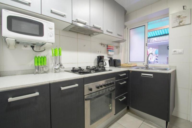 Furnished room in a 5-person shared flat in Sants-Montjuïc · 3