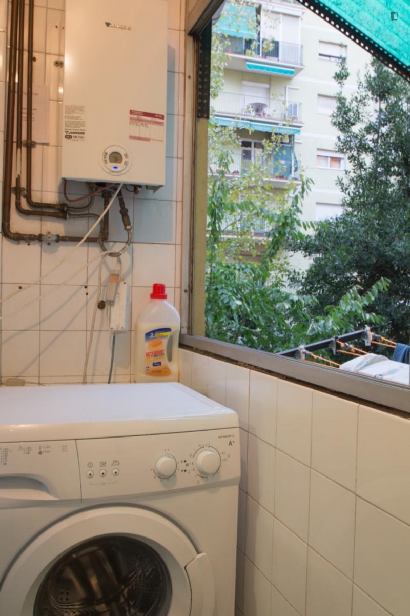 Furnished room in a 5-person shared flat in Sants-Montjuïc · 4