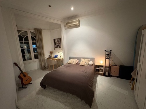 Room in a 3-person shared flat in Eixample · 2