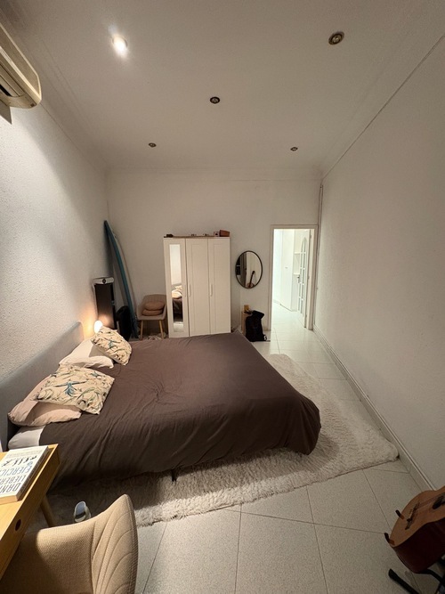 Room in a 3-person shared flat in Eixample · 4