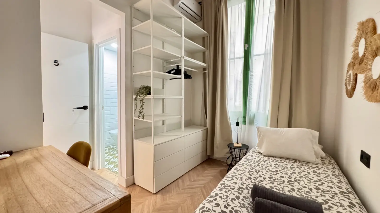 Habitación amueblada en piso compartido de 5 personas en Eixample · 3